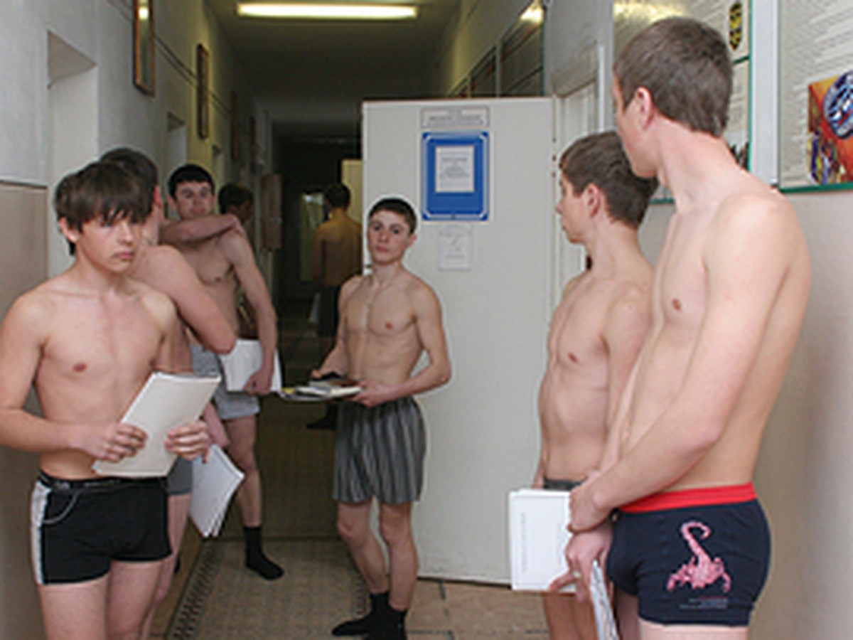голые парни в трусах в военкомате фото 36