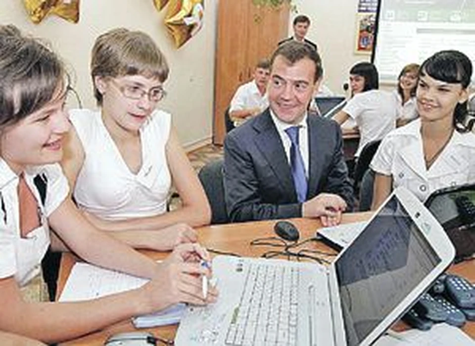 - Полезный сайт, особенно если из него готовые сочинения вытаскивать, - пошутил Медведев в компьютерном классе.