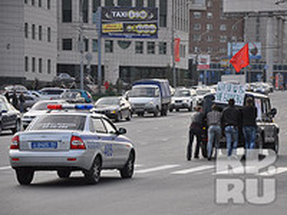 Новосибирские автомобилисты вручную два километра толкали UAZ Hunter - KP.RU