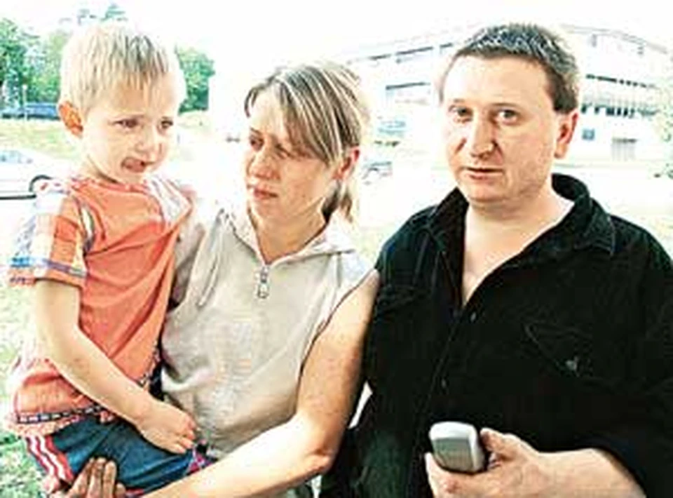 Ксюша Шаповал (на руках у мамы) и сосед-герой Евгений Виноградов.