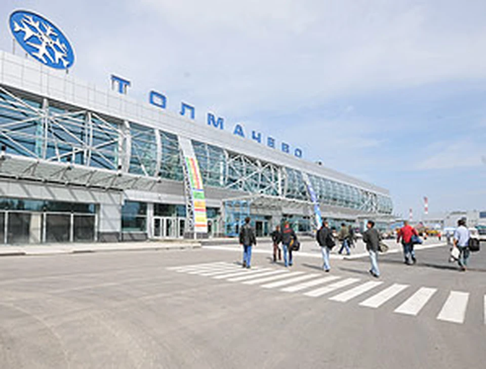 Пгт толмачево. Аэропорт толмачево 2000 год. маз 171 аэропорт толмачево. магазин проспект в новосибирске толмачево. толмачево сейчас.