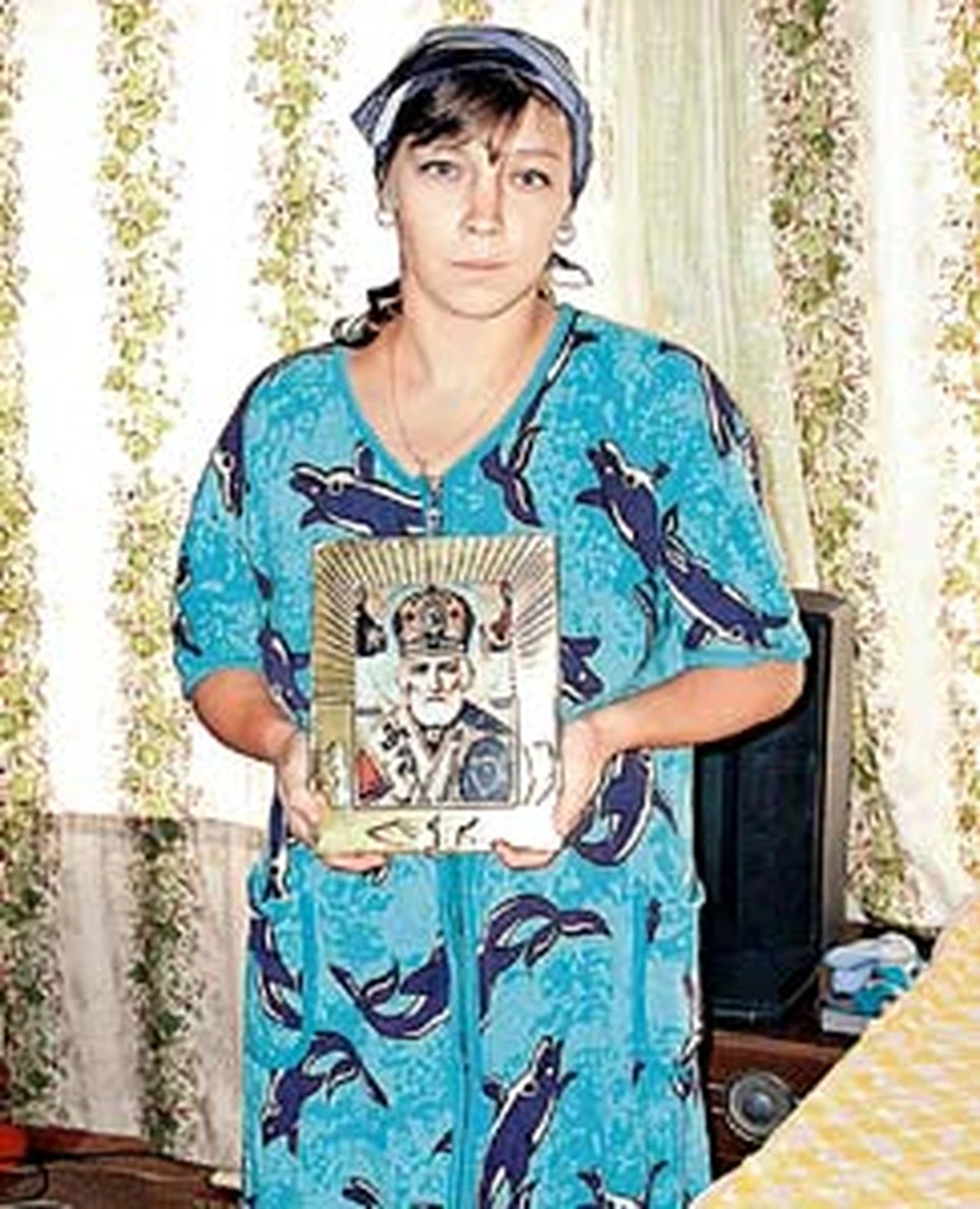Нынешняя хозяйка дома на Чкаловской Наташа Курдюкова с иконой Николая-угодника.