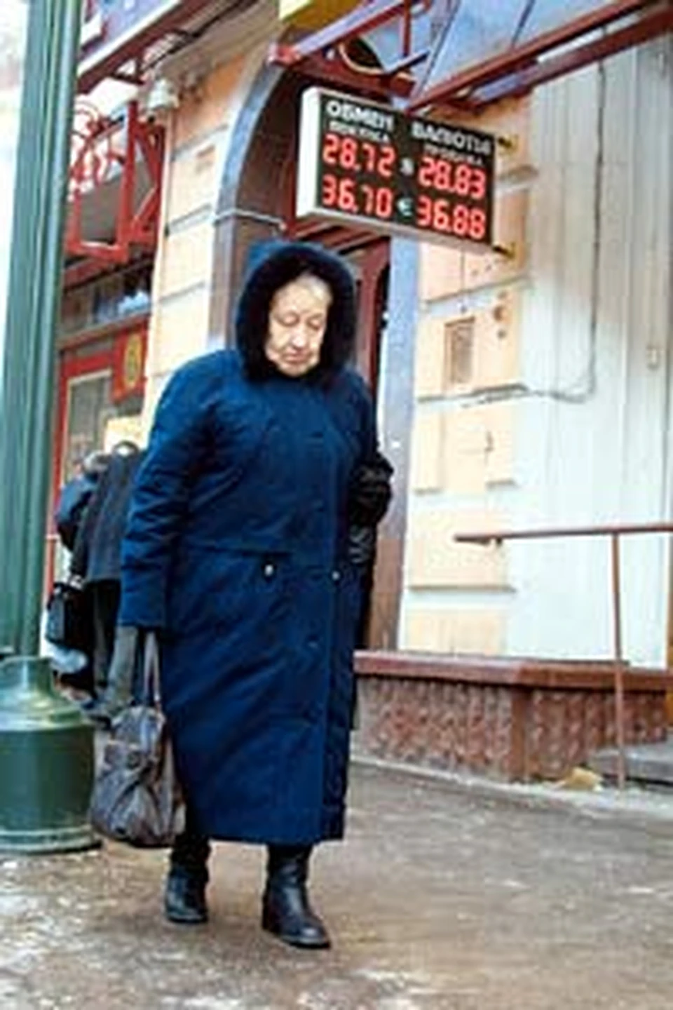 Буш-папа присылал нам «ножки», а Буш-сынок - одни «бумажки»... Доллар падает в Америке, а цены растут в России.