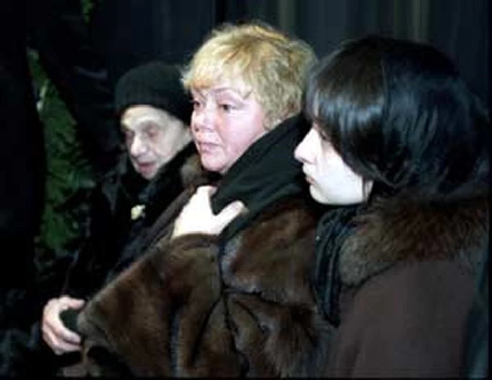 Даже смерть любимого мужчины не примирила этих женщин (в центре - Наталья Стеценко, справа - Наталья Климова).