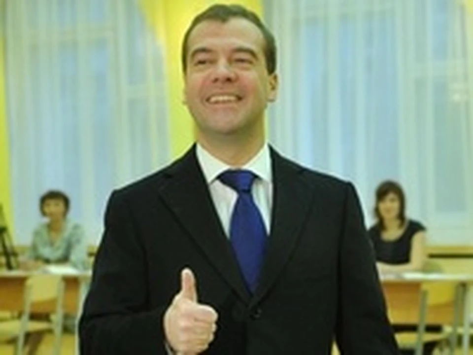 Медведев показал карту россии. Медведев радостный. Медведев класс. Медведев одобряет. Медведев лайк.