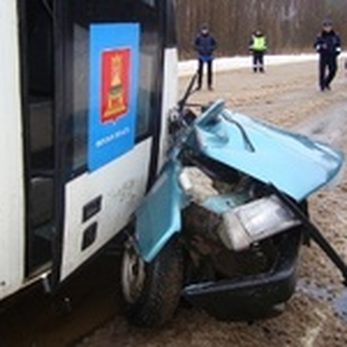 В Тверской области при столкновении рейсового автобуса и легковушки погибли  пять человек - KP.RU