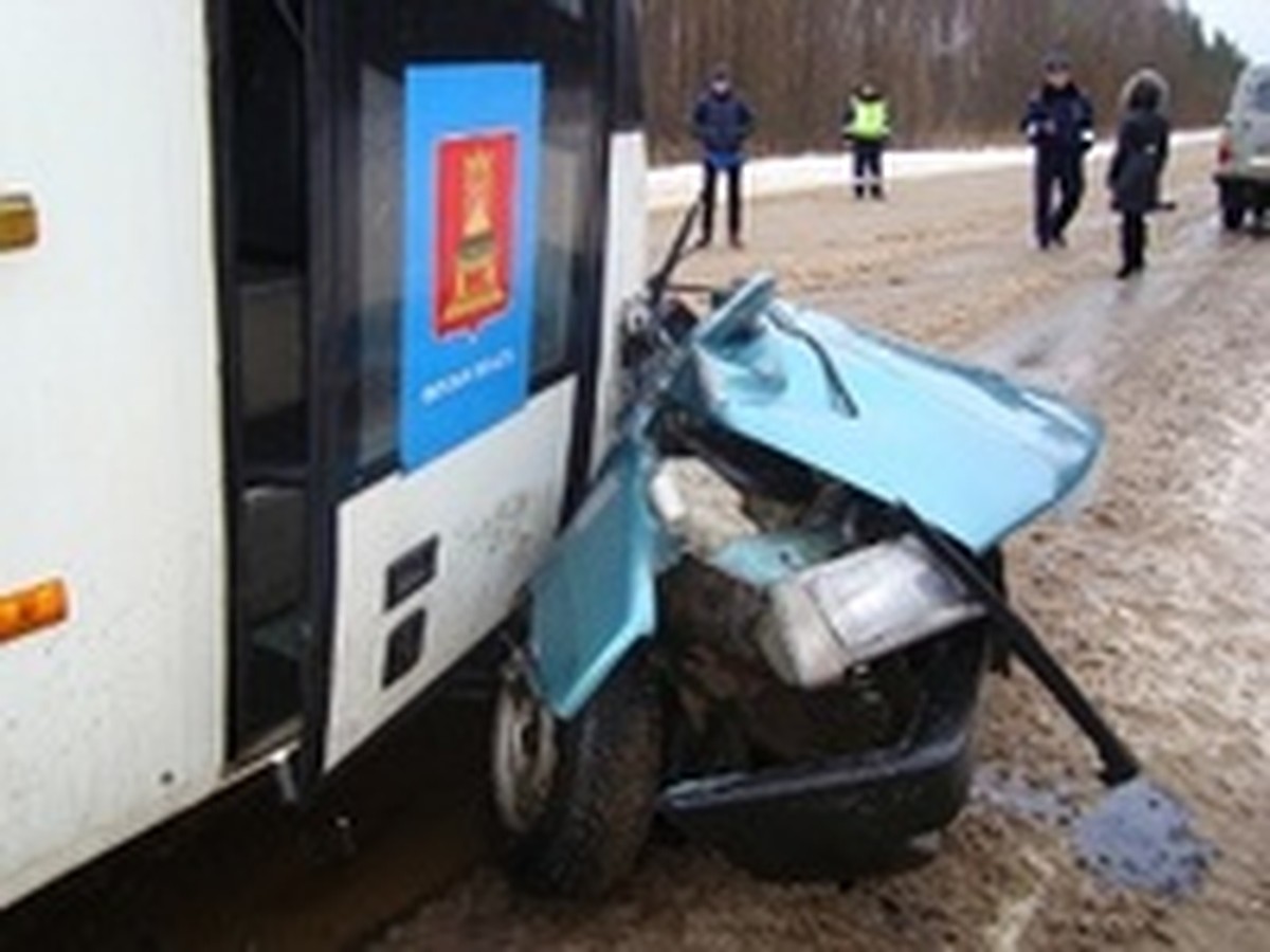 В Тверской области при столкновении рейсового автобуса и легковушки погибли  пять человек - KP.RU