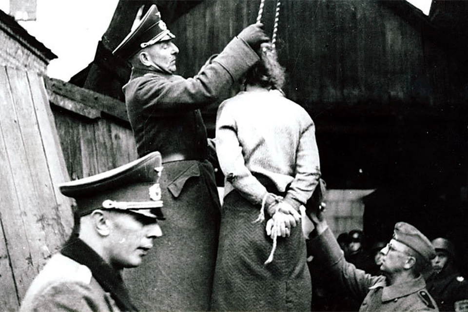 Карл Шайдеманн есть только на одной из двадцати восьми фотографий казни подпольщиков в Минске (на фото внизу слева). Журналистка Аннегрит Айхьхорн узнала своего отца.