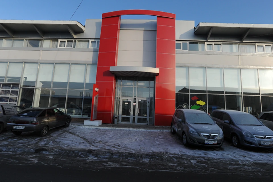 Буква "П" на входе одного из автосалонов Перми.