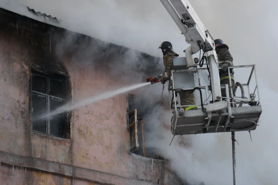 Спасатели тушили пожар со второй половины пятницы до субботнего утра…