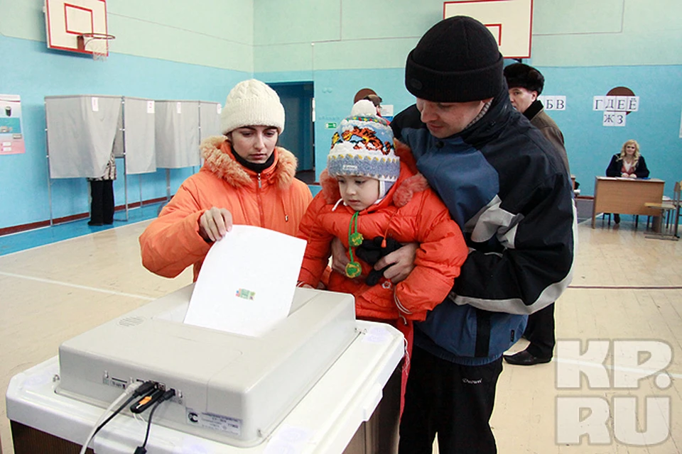 Некоторые жители Алтайского края приходят на избирательные участки всей семьей