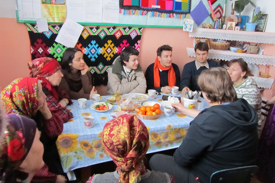 "Бурановские бабушки" принимают гостей-журналистов из разных стран мира.