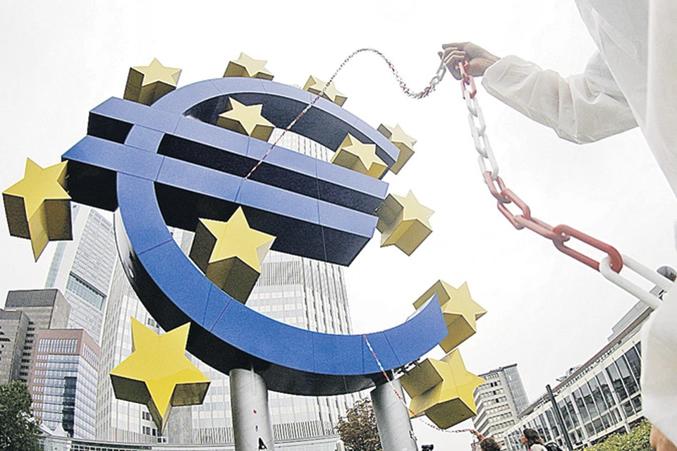 Греции списали многомиллиардные долги - эксперты ожидают, что это спасет зону евро от распада.