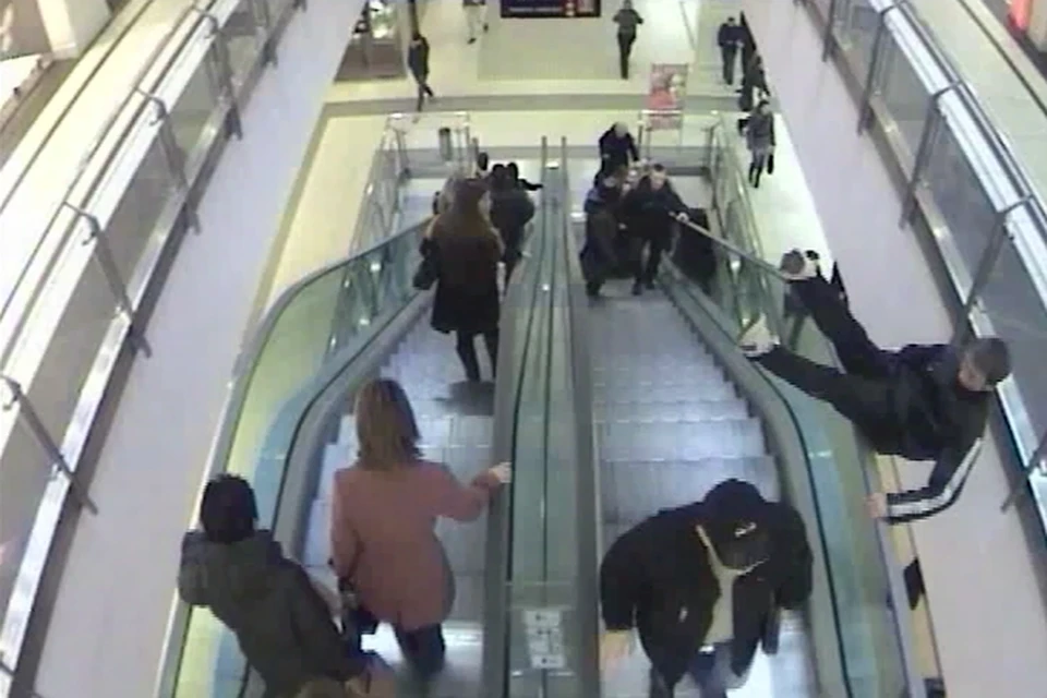 Нападение на торговый центр в москве. Эскалатор 100 человек Авиамоторная. Люди на эскалаторе.