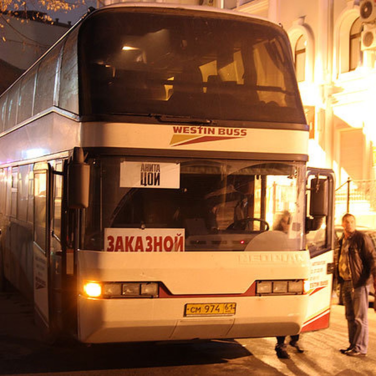 Анита Цой приехала в Казань на двухэтажном автобусе со спальней и душевой  кабиной - KP.RU