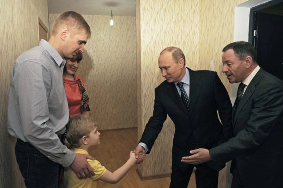 Владимир Путин и глава Фонда содействия развитию жилищного строительства Александр Браверман навестили истринских новоселов.