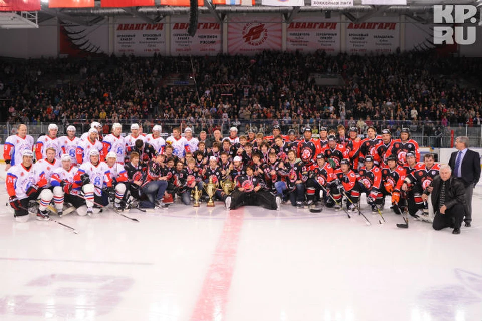 Игроки, знавшие Александра Вьюхина, сыграли в хоккей в память о нем