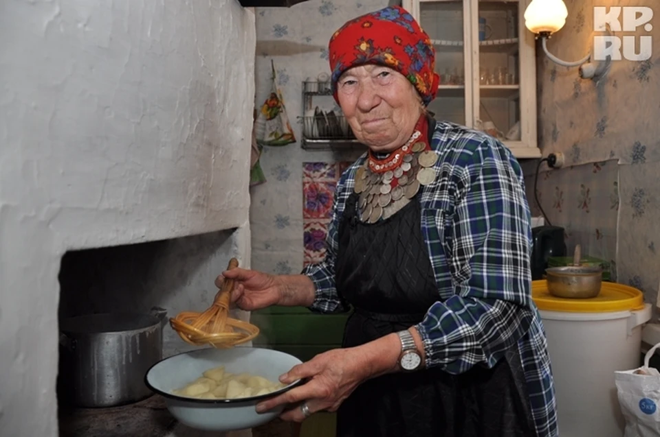 Печена бабка. Бурановские перепечи. Бабушка на кухне. Бабушка готовит. Бабушка печет пироги.