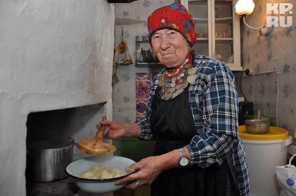 Бабушка забыла свой дом. Бабушка на кухне. Бабушка готовит. Бабушка с пирожками. Бабушка печет пироги.