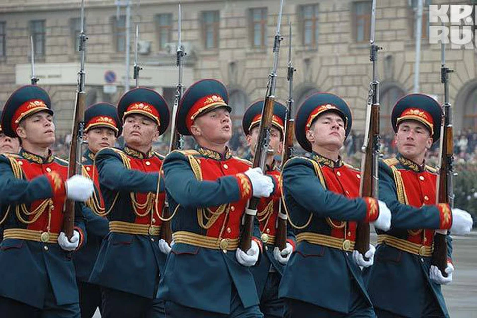 В Волгограде проходит парад Победы.