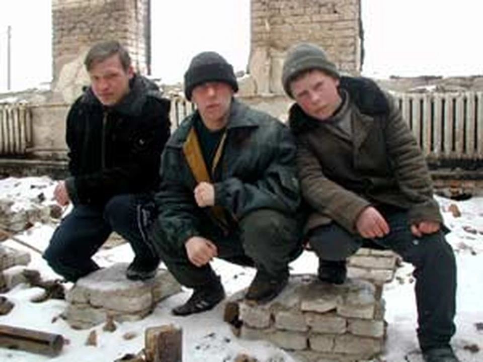Коля, Леха и Гришка (слева направо) на развалинах родимой школы.