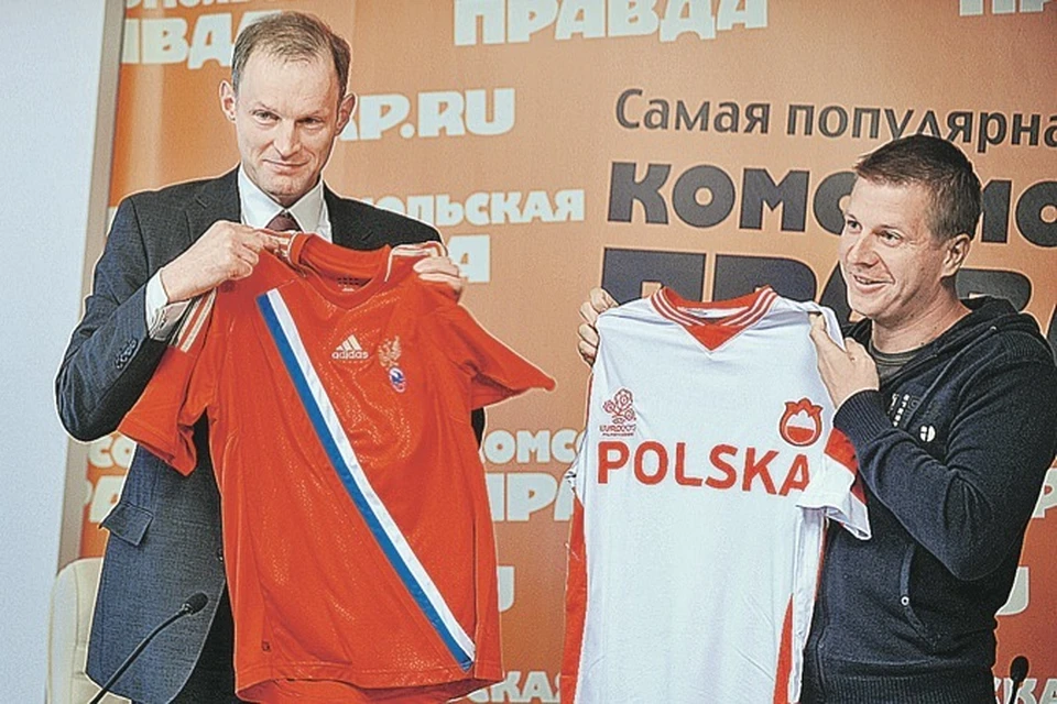 Посол Польши Войцех Зайончковски и корреспондент "КП" Дмитрий Смирнов обменялись футболками своих сборных.
