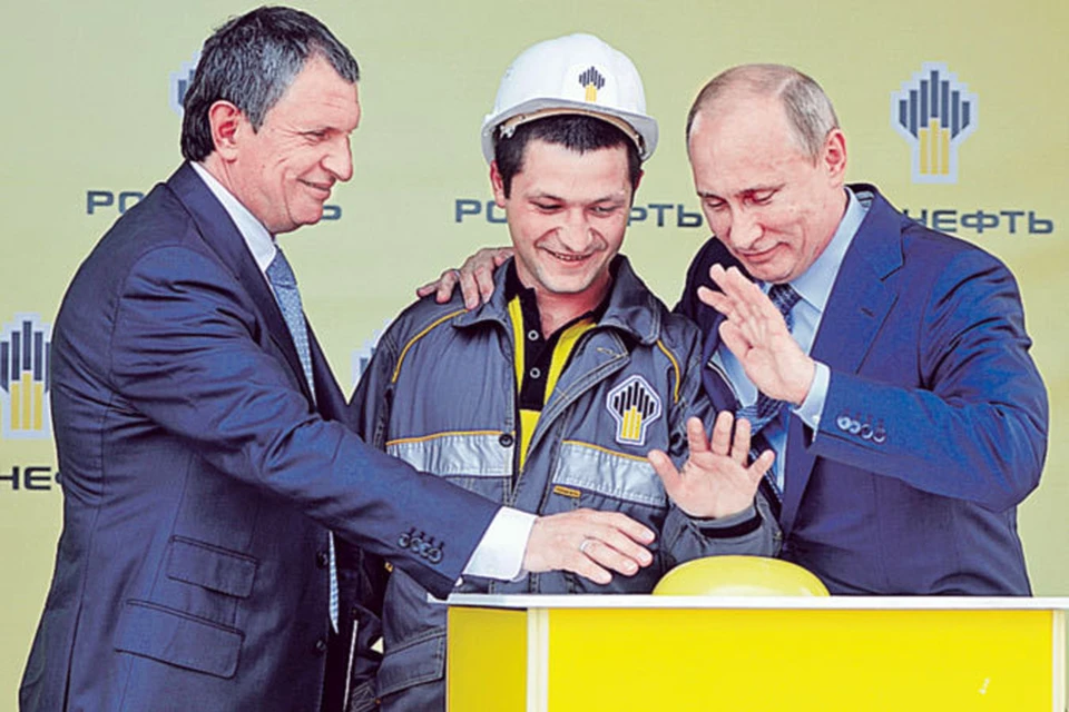 Владимир Путин с главой «Роснефти» Игорем Сечиным и сотрудником нефтяной компании вместе нажали кнопку на загрузку первого танкера на новом глубоководном причале Туапсинского НПЗ.