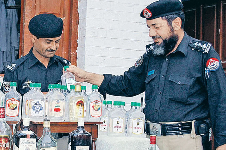 Алкоголь пакистанские полицейские не пьют - запрещено из-за сухого закона (на фото - конфискованные бутылки). Но хорошо питаться им никто не запрещает...