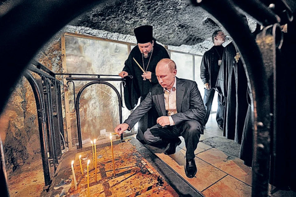 Владимир Путин зажег свечу и помолился в храме Гроба Господня у Камня миропомазания, на который, по преданию, после распятия положили Иисуса Христа.