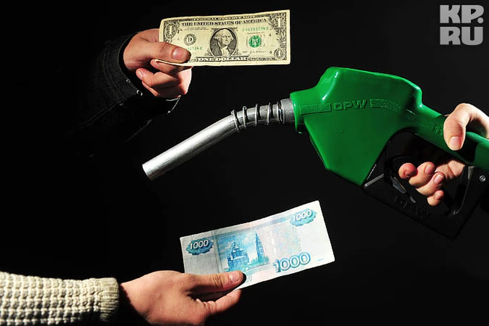 Российская экономика пока что всецело зависит от цен на нефть. В Минфине надеются, что в ближайшие три года стоимость «черного золота» вряд ли опустится ниже $100 за баррель.