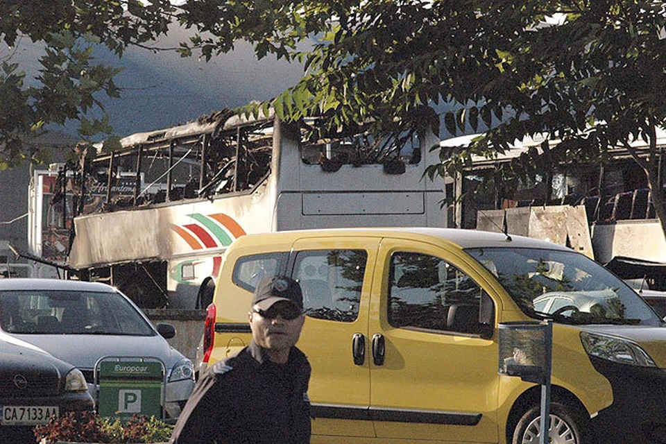 В международном аэропорту в болгарском городе Бургас в автобусе, в котором находились израильские туристы, прогремел взрыв.