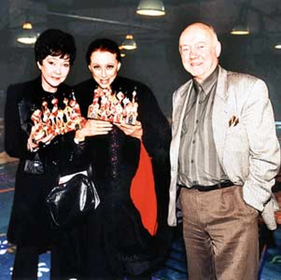 Декорации юбиляра представляют его жена Белла Ахмадулина (слева) и его кузина Майя Плисецкая (в центре).