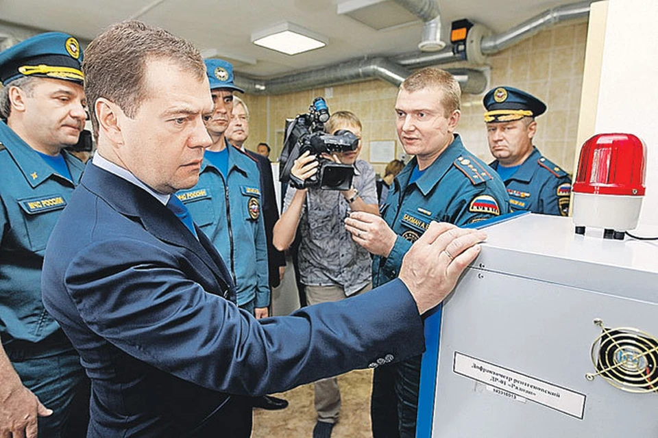 В пожарной части Томска сотрудники МЧС показали Дмитрию Медведеву оборудование, с помощью которого они борются с огнем и предупреждают о пожарах население.