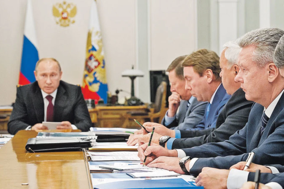 Владимир Путин поручил мэру Москвы Сергею Собянину (справа) и другим чиновникам столицы и области внимательнее относиться и к людям, и к деньгам в процессе освоения новых территорий.