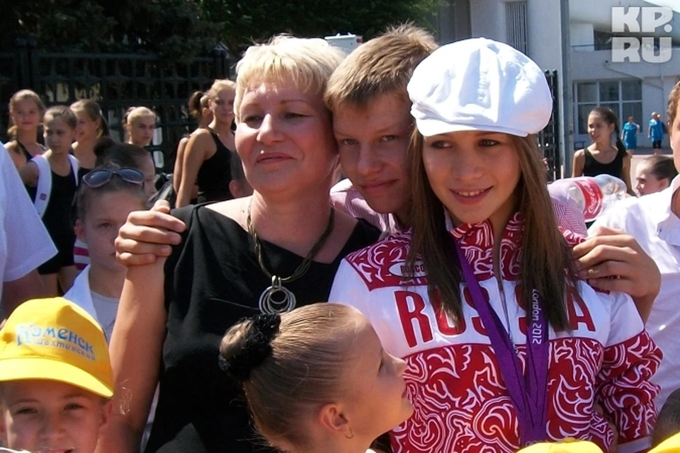 Ульяну Донскову (справа) в аэропорту Ростова встретили мама (слева) и брат Иван (в центре).