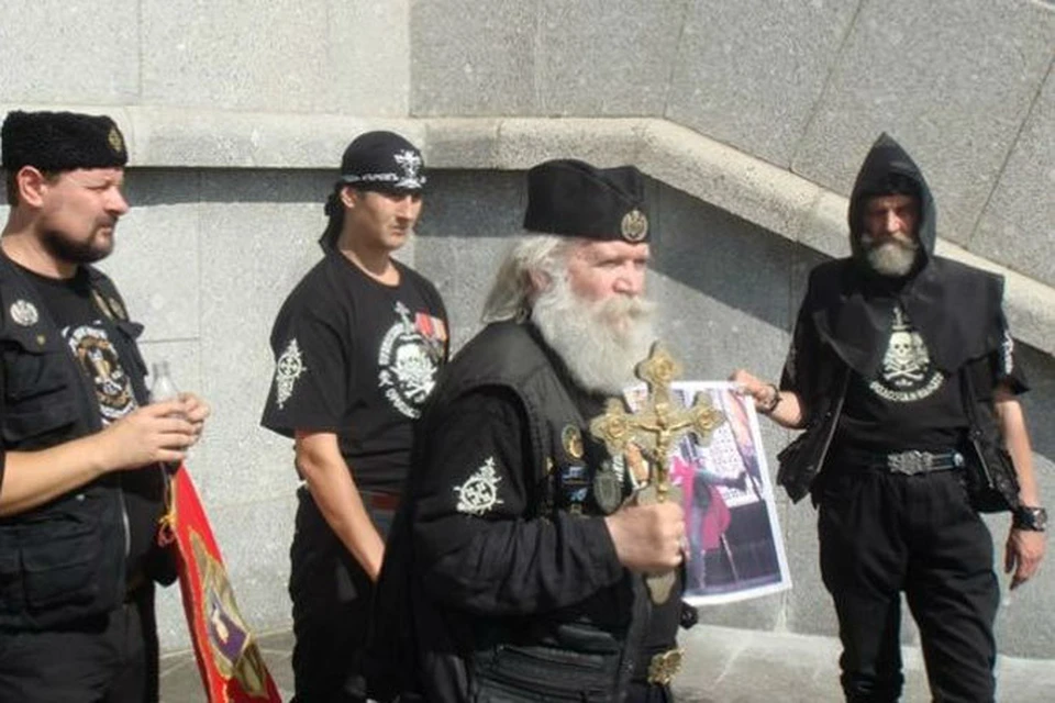 Активисты «Святой Руси» у храма Христа Спасителя сжигают плакат Мадонны. Иван Отраковский - второй слева.