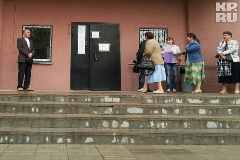 Потерпевшие у зала суда.