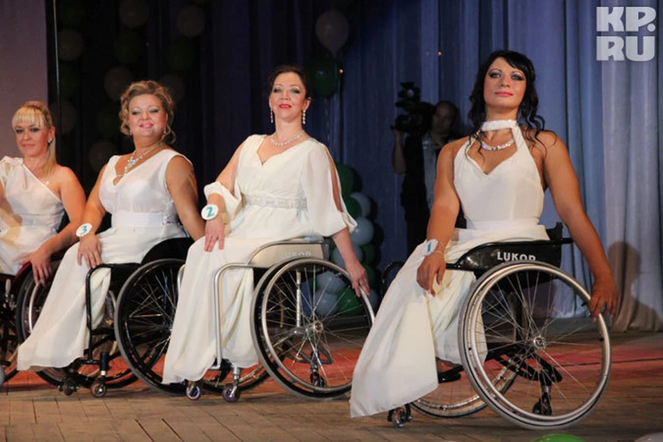 Супруга инвалид 1 группы. Инвалид колясочник. Девушка в инвалидной коляске. Молодые. Колясочники инвалиды. Конкурс красоты на колясках.