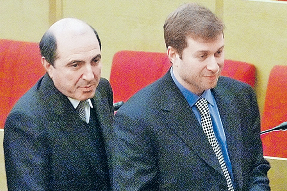 Борис Березовский (слева) и Роман Абрамович - еще рука об руку.