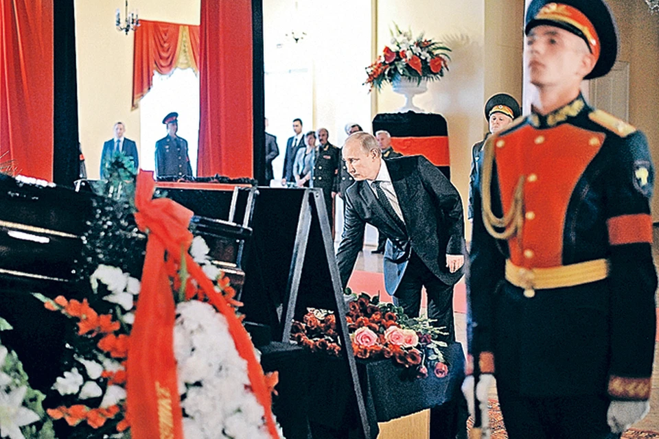 На церемонии прощания с маршалом Сергеем Соколовым и его супругой Владимир Путин возложил букеты роз.