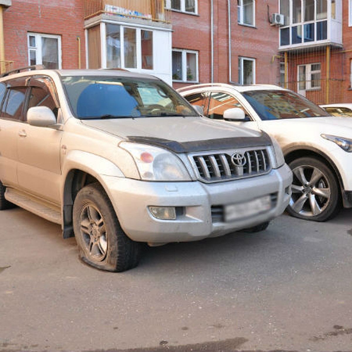 Владельцам автомобилей удобно оставлять машины во дворе, но не надо  забывать о соседях» - KP.RU