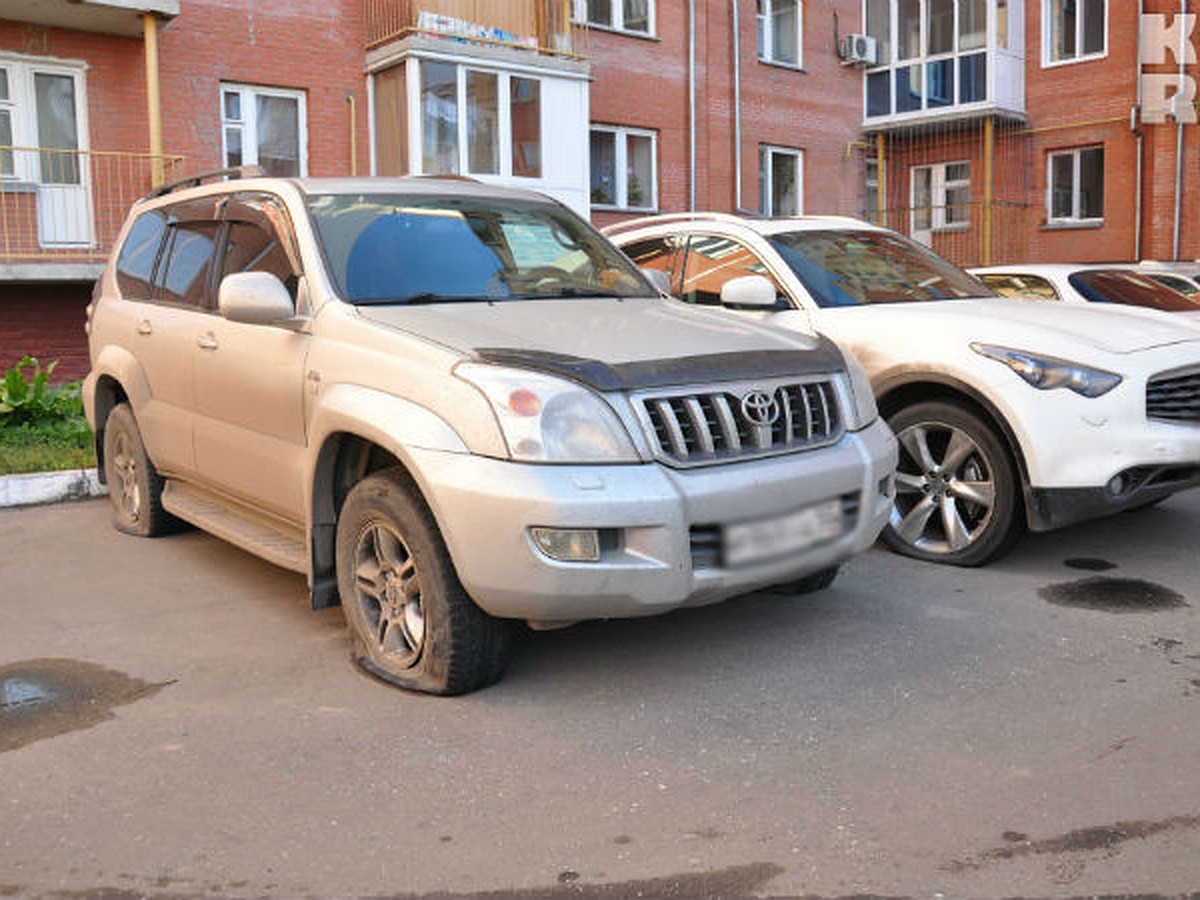 Владельцам автомобилей удобно оставлять машины во дворе, но не надо  забывать о соседях» - KP.RU