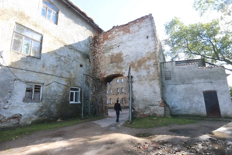 В замковый двор ведет живописная арка.