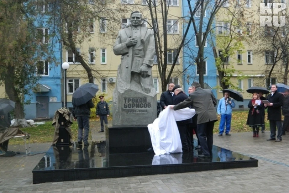 Теперь трехметровый гигант будет украшать сквер напротив Дома радио