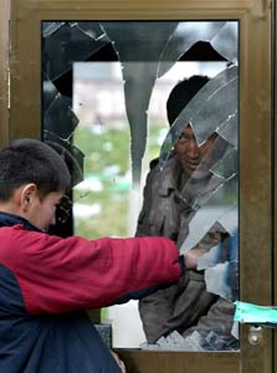 Для антиреволюционной профилактики российской глубинки полезен был холодный душ из кадров киргизской революции.