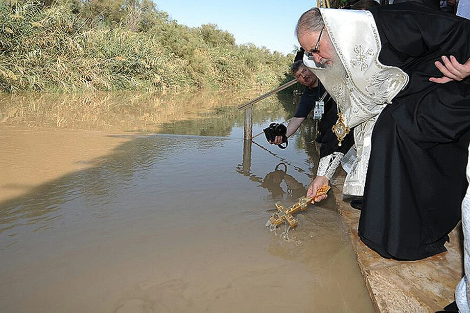 Патриарх освятил воды Иордана