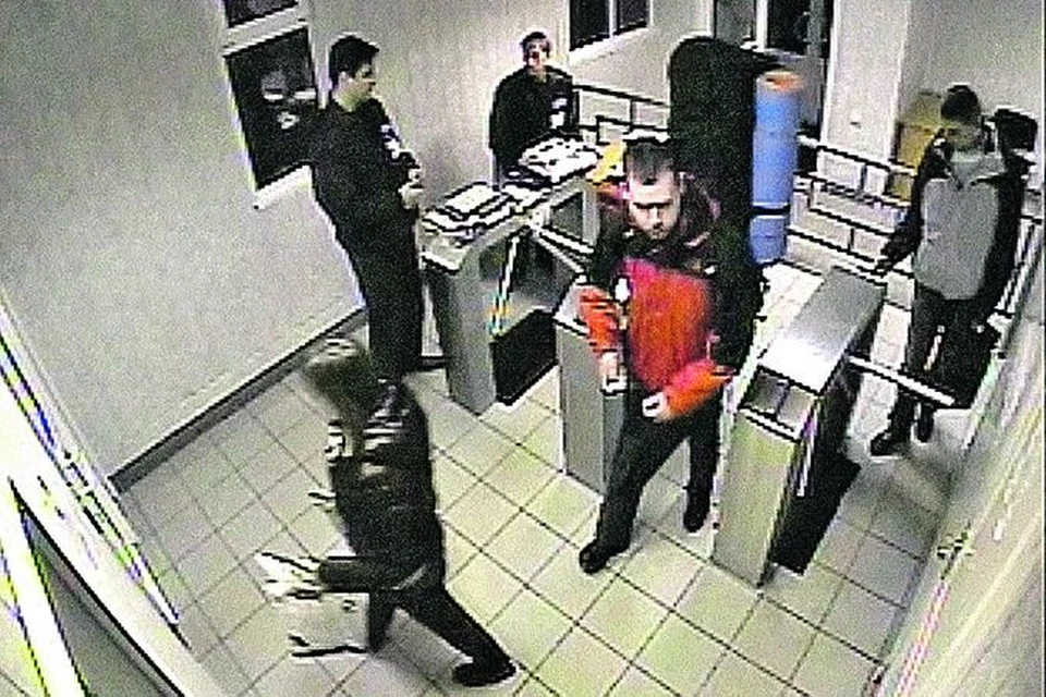 Охрана офиса «Риглы» не обратила внимания на Дмитрия Виноградова, расстрелявшего коллег (на фото - с рюкзаком). Но что-то в его поведении наверняка говорило о страшном замысле.
