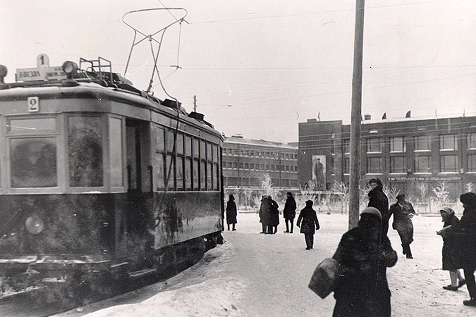 Площадь Ленина, 1934 год. Такими были первые новосибирские трамваи.