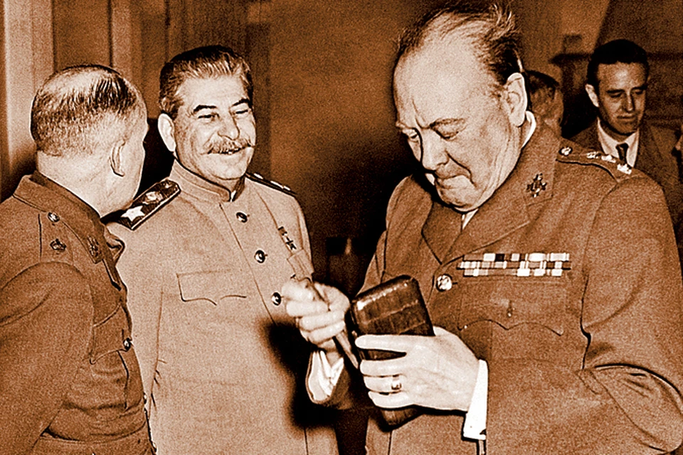 Сталин старался никогда не спускать глаз со своего «заклятого друга» Черчилля (кадр сделан во время той самой Ялтинской конференции)