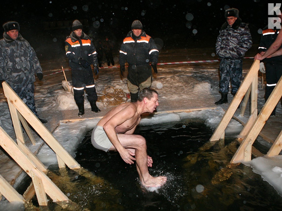 На Крещение нижегородцы пытались исцелиться и делали сальто в холодную воду  - KP.RU